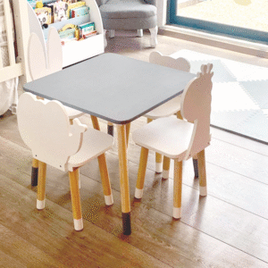 Mesa con silla de animales varios